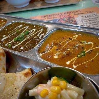 チキンカレー＆ほうれん草ベースのキーマとコーンのカレー