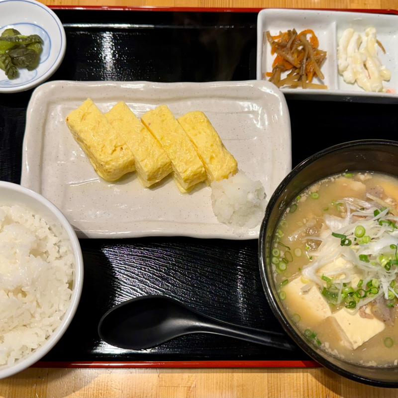 豚汁定食：出汁巻き玉子(酒と飯　たまる食堂)