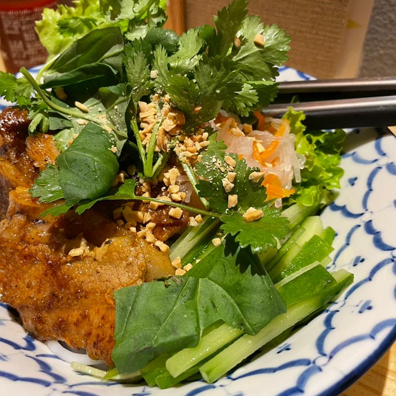 Bún thịt nướng (ベトナム食堂)