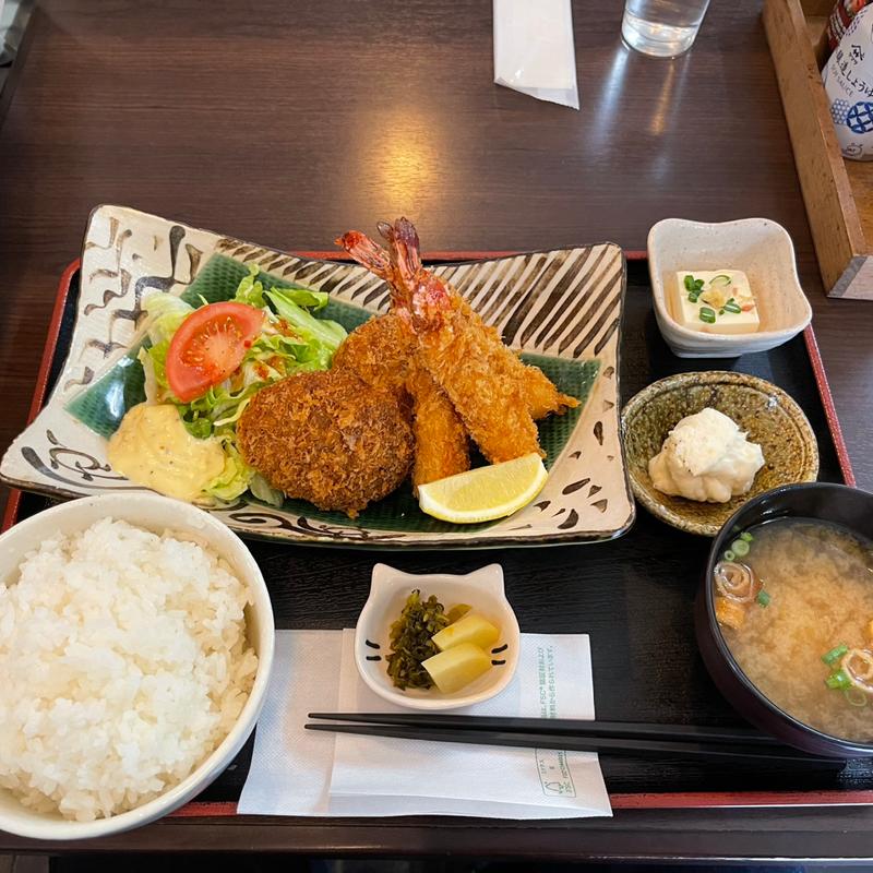 メンチカツとエビフライの定食(猫丸食堂)