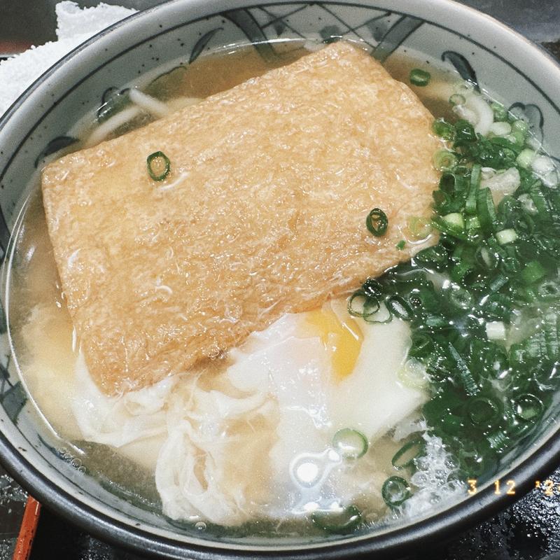 きつねうどん、生卵(金町うどん)