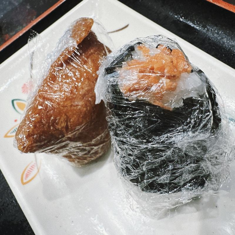 いなり寿司、しゃけにぎり(金町うどん)