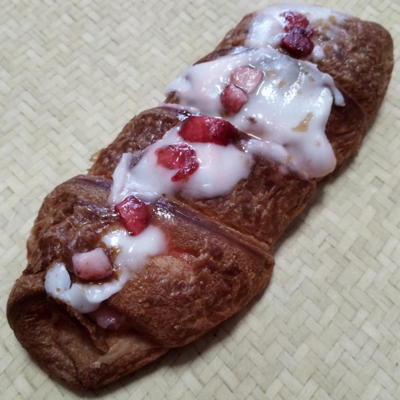 いちごヨーグルトホーンパン(ブーランジュリー オーヴェルニュ)