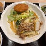 日替りランチ　牛肉と旬野菜の焼肉風炒めとメンチカツ(絆 旬の肴と和み酒場)
