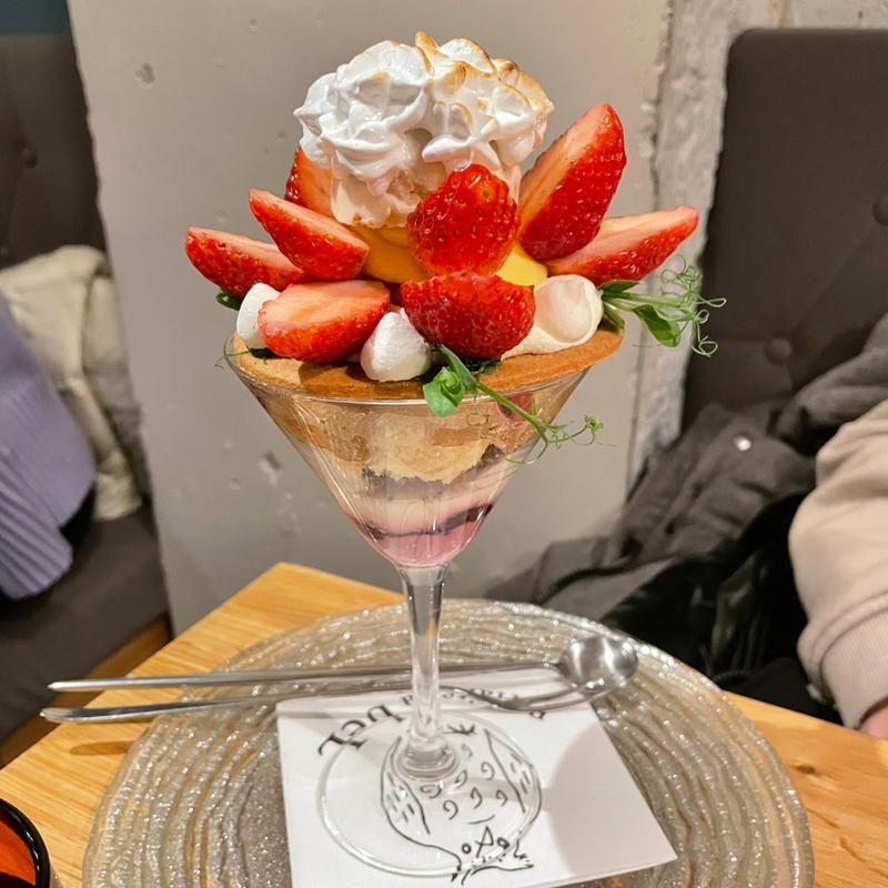 浮ついた苺の気持ち(夜パフェ専門店パフェテリア ベル)