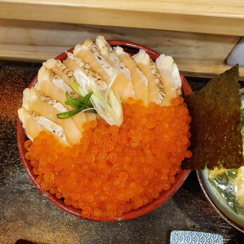 炙りサーモン10枚のせ生いくら丼 ご飯大盛(いくら家 丼)