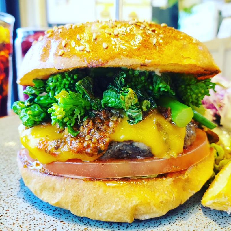 菜の花チーズバーガー 〜ドライトマトとブラックオリーブのソース〜(HELLO NEW DAY Hamburger)