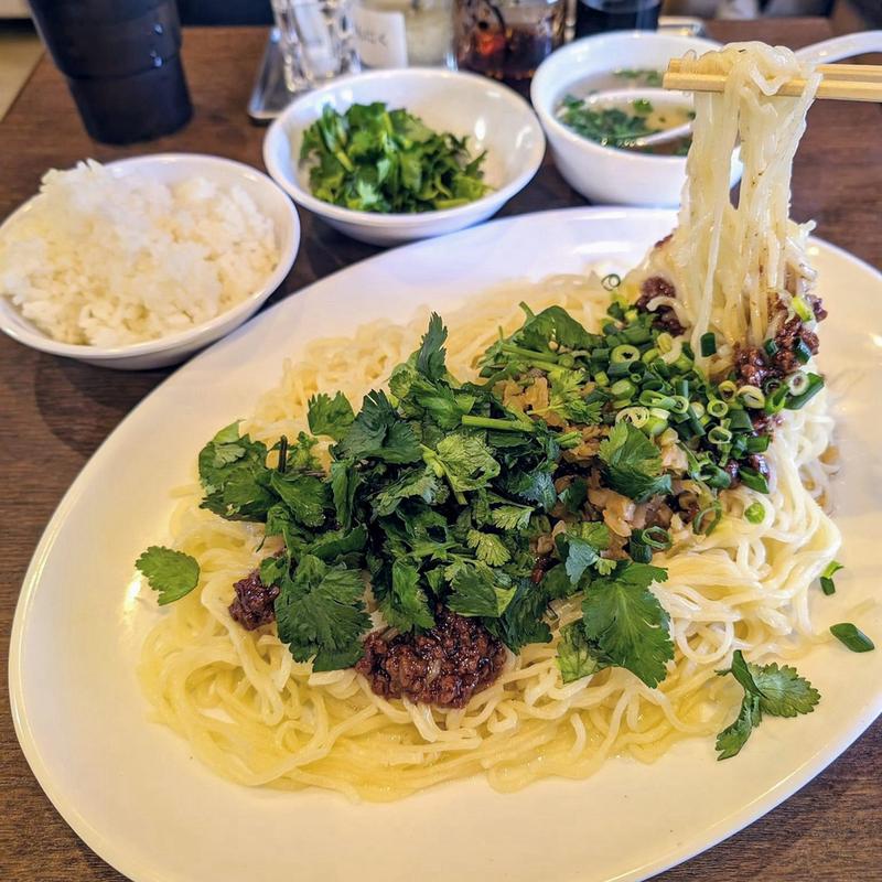 牛肉葱油乾拌麺 特盛 パクチー大盛(瀋陽 四季牛肉麺)