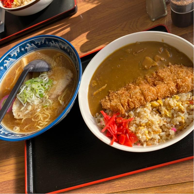 カツカレーチャーハンと醤油ラーメン(松葉屋食堂)