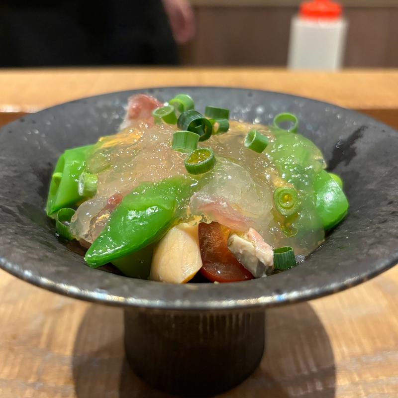 天然ヒラメの昆布〆と肝　スナップエンドウ　煎り酒のジュレ(tsugumi)