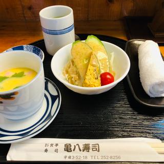 茶碗蒸しとサラダ_寿司ランチ(亀八寿司 )