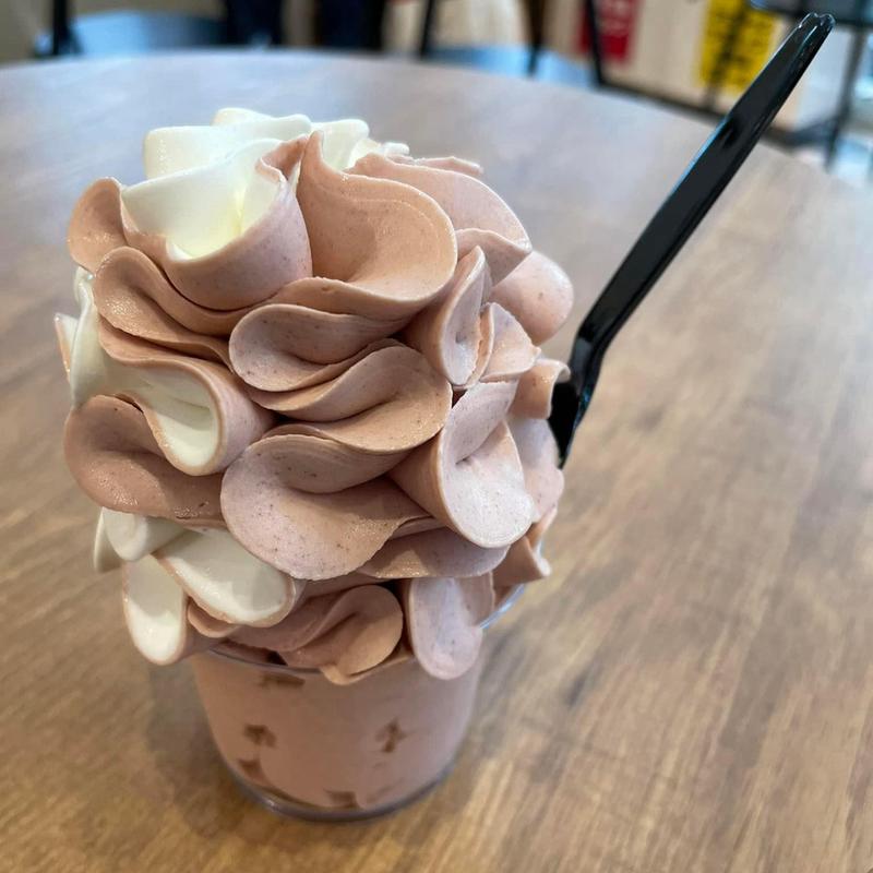 苺芸術ソフトクリーム(ピカタの森アイス工房 )