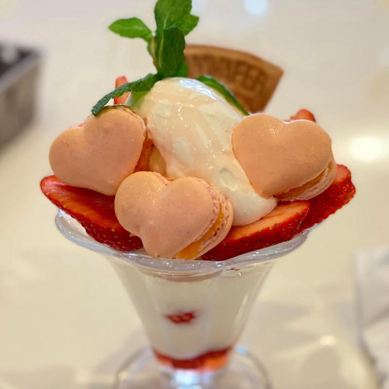 苺と桜のマカロンパフェ(フルーツカフェ オレンジ （fruit cafe ORANGE）)