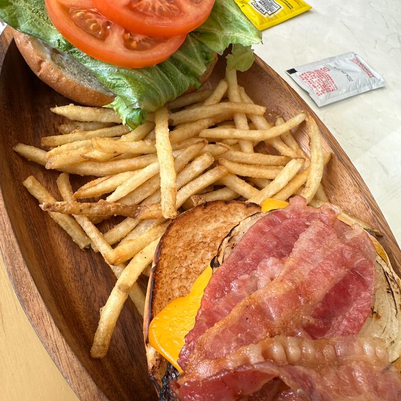 厚切りベーコンチーズバーガー(KUA`AINA 横浜赤レンガ店)