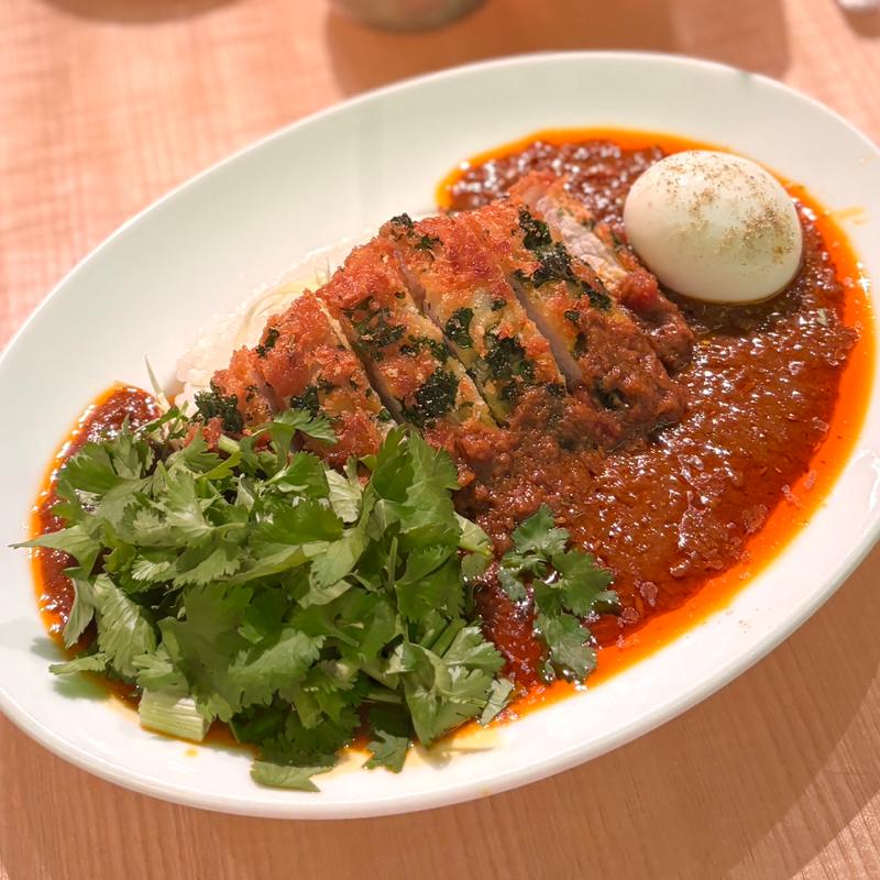 カツカレー（トッピング:パクチー・半熟卵）(カレーハウス咖喱座)