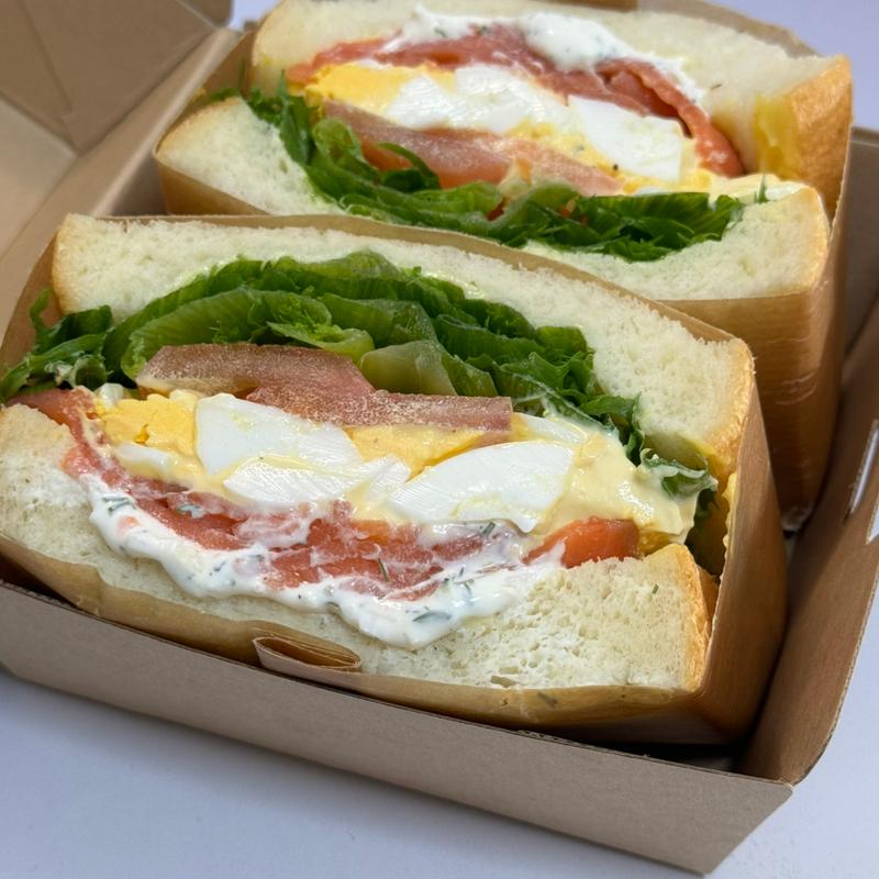 スモークサーモン、ハーブと発酵クリーム、エッグ(3DEUX1（トロワドゥアン）)