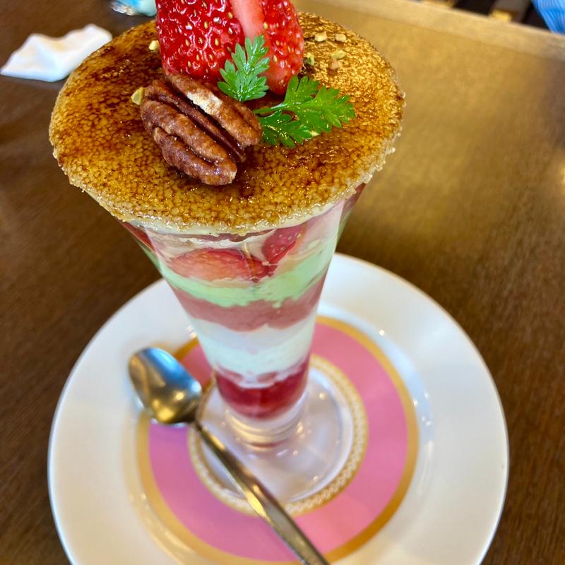 苺とピスタチオのブリュレパフェ(ロイヤルホスト谷津坂店)
