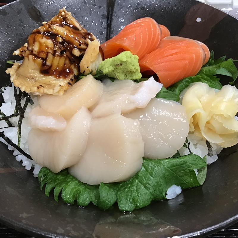 雄勝三色丼(穴子、帆立、サーモン)(伝八すし )