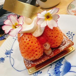 白イチゴのタルト(パティシエ ヒロ・ヤマモト)