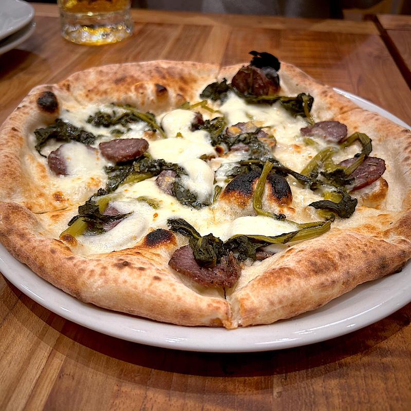 牡鹿産鹿肉サルシッチャとフリアリエッリのピッツァ(イルガッビアーノ)