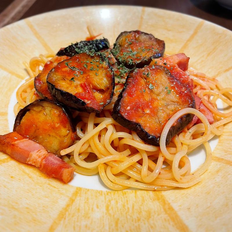 ナスとベーコンのトマトソース(鎌倉パスタ)