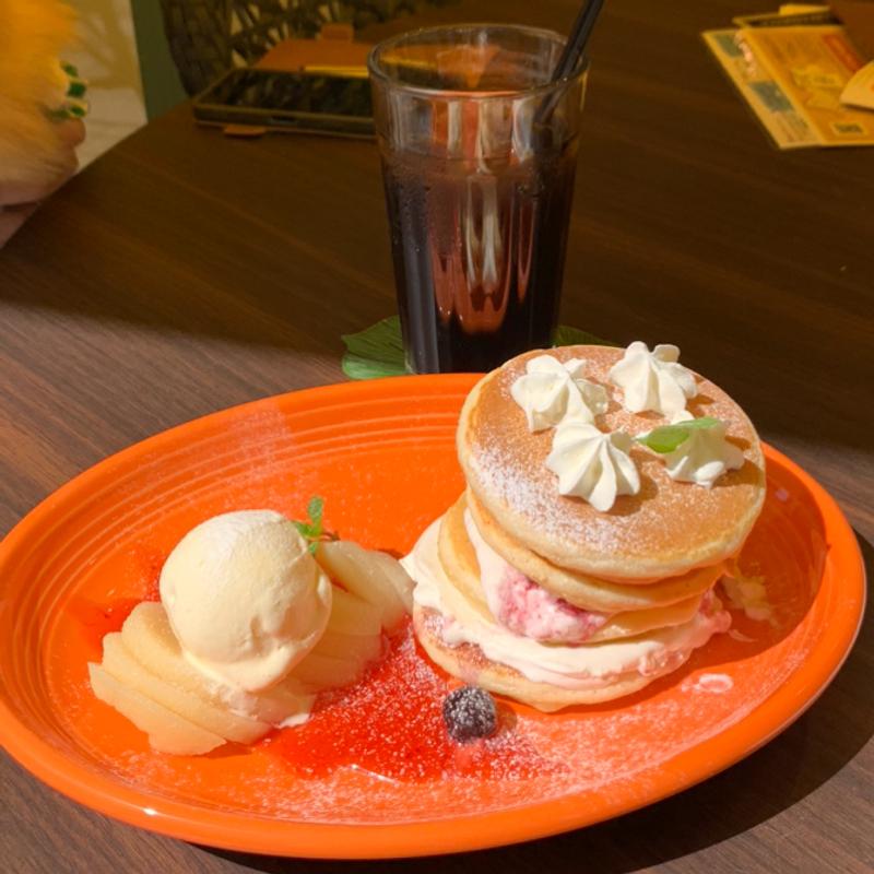 多摩川梨ピューレとベリーのパンケーキ(Lanapia)