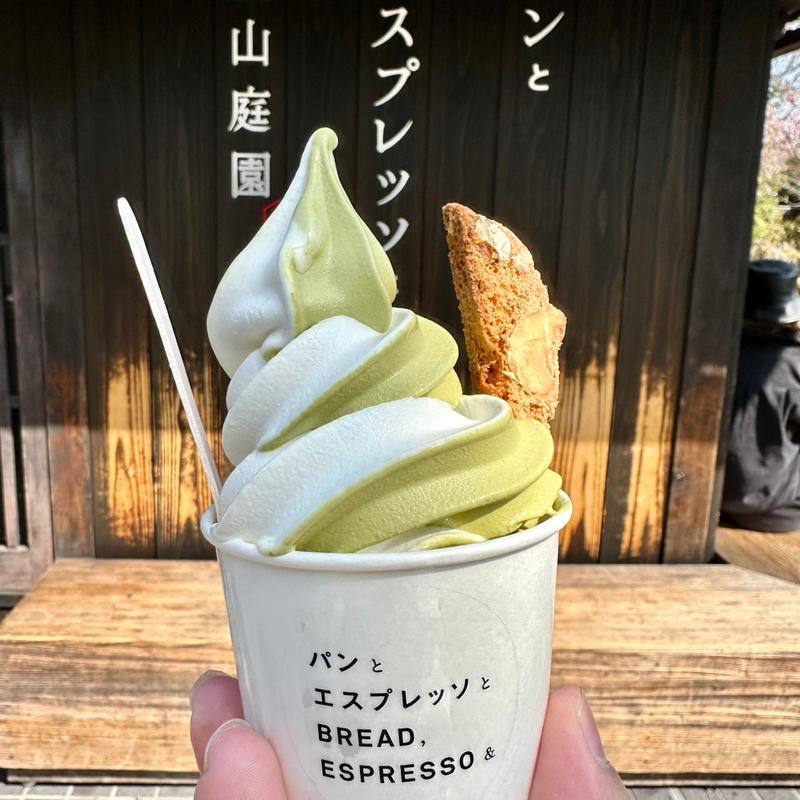 抹茶とバニラミックスソフト(パンとエスプレッソと嵐山庭園『エスプレッソと』)