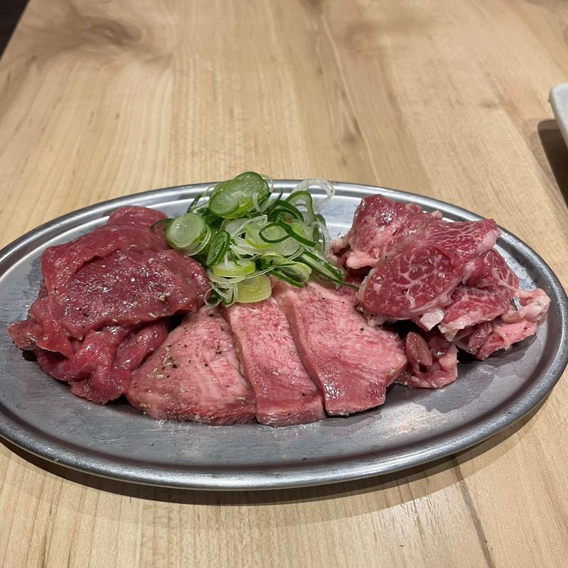 タンの盛り合わせ(ホルモン酒場 あかやしろ燈)