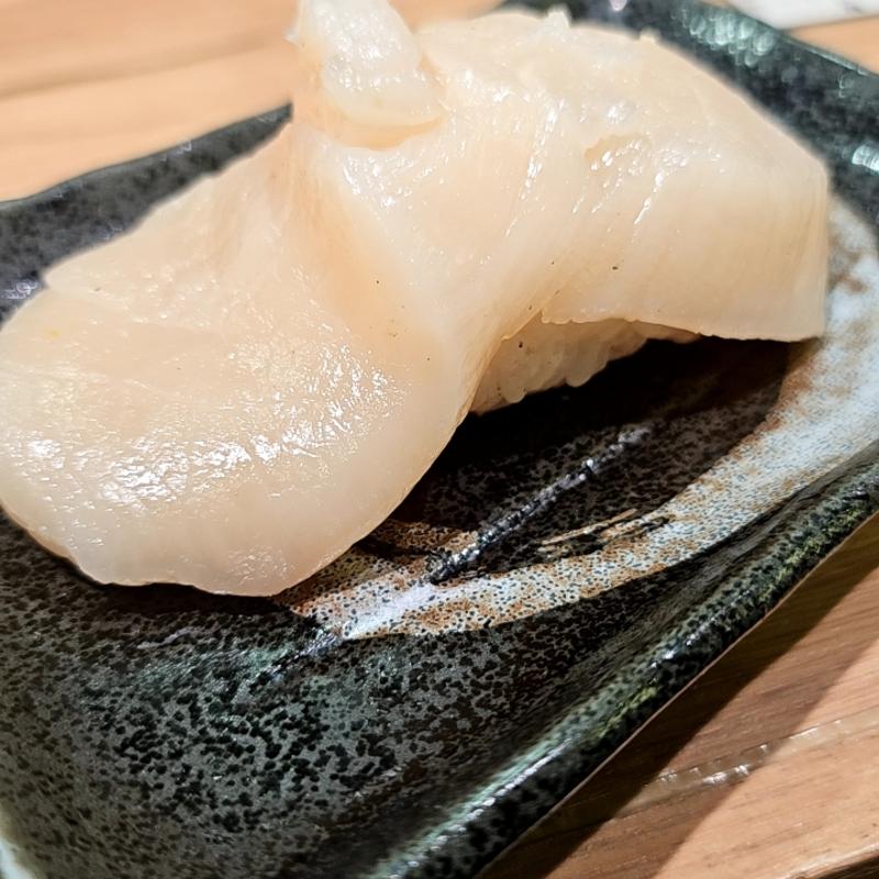 厚切り生ホタテ(根室花まる グランデュオ蒲田店)