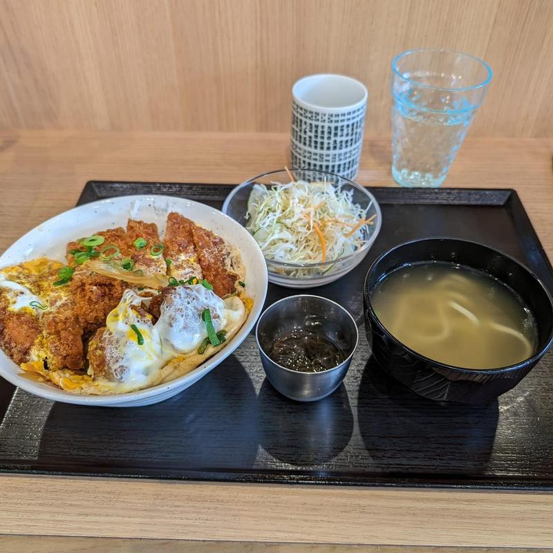 唐揚げカツ丼(とみぐすく食堂)