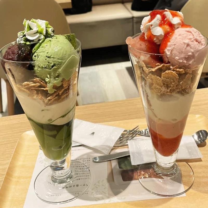 抹茶と餡子パフェ ストロベリー桜パフェ(nana's green tea キラリナ京王吉祥寺店)