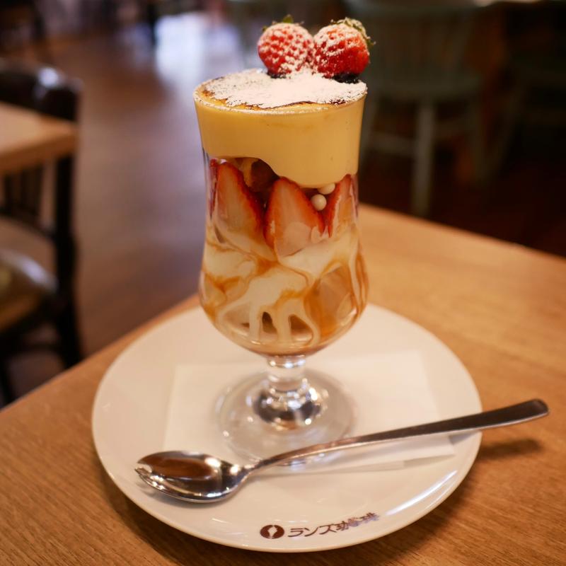 ベリーツとキャラメルチーズケーキのこんがりブリュレパフェ(ランズ珈琲 別府店)