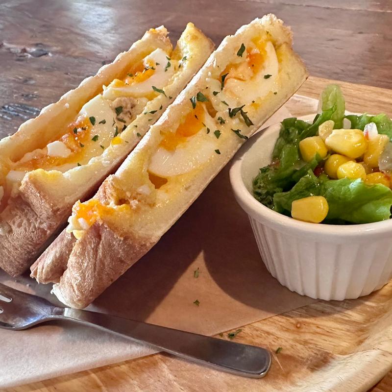 半熟たまごとツナのホットサンド(ザ ロウワー イースト ナインホステル （THE LOWER EAST NINEHOSTEL）)