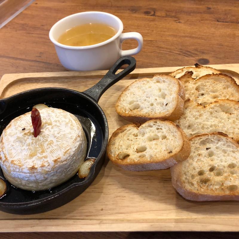 丸ごとカマンベールチーズのアヒージョ（バケット6コ付）(オリーブの丘 三郷店)