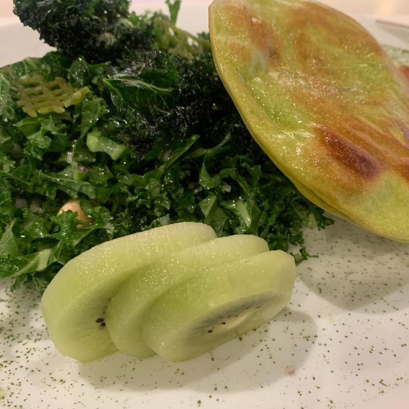 たっぷりケールとヘーゼルナッツのサラダ(パークサイドダイナー Parkside DINER)