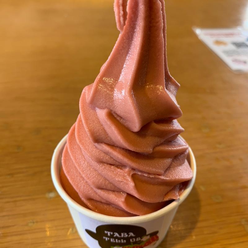 期間限定いちごソフトクリーム(道の駅たばやま TABAテラス（軽食堂Ｒ４１１）)