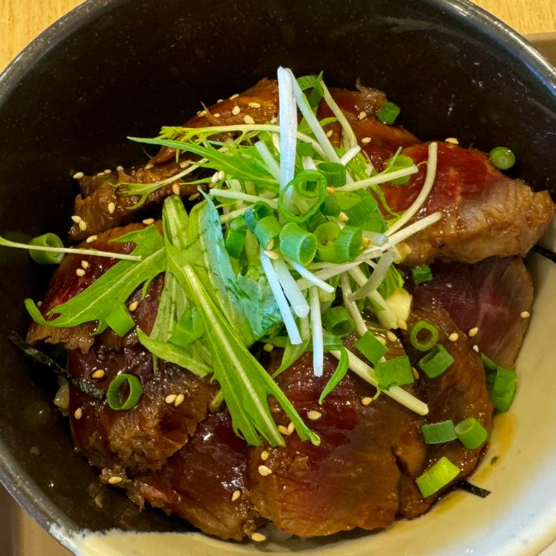 ラムステーキ丼(松尾ジンギスカン 新千歳空港フードコート店)