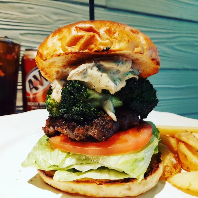 キノコのアイオリとブロッコリーのバーガー(だるま珈琲)