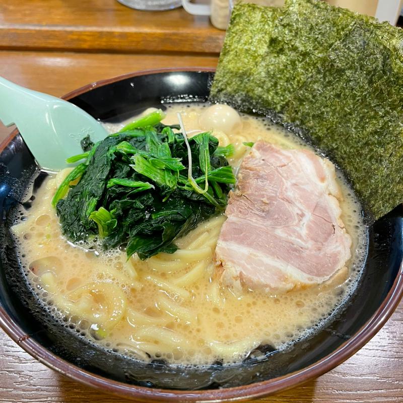 とんこつ醤油ラーメン(横濱家系ラーメン とりとん)
