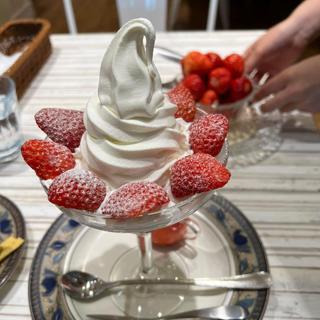 苺のソフトクリームパフェ(北国とミルク)