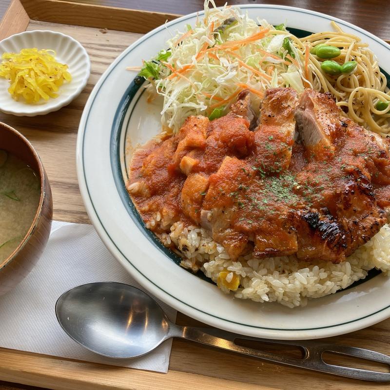 トマトソースのチキンステーキピラフ(RURAL KITCHEN)