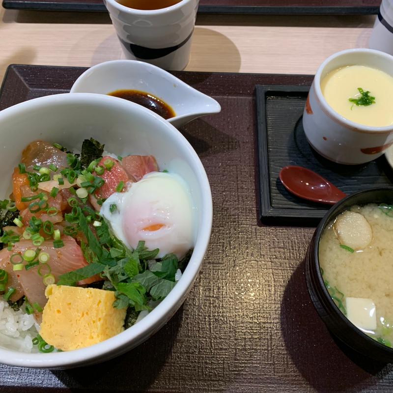 海鮮ユッケ丼(海鮮丼 日の出)