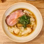 肉と海老ワンタン麺(黒)