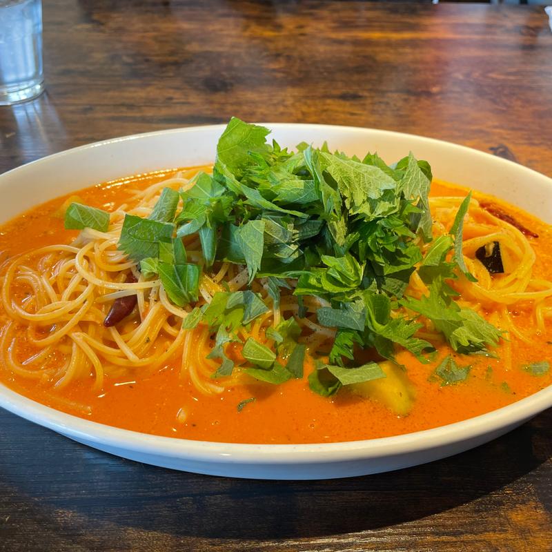 麺200g/トマトクリームソース、エビ、ナスをトッピング/辛さ3/大葉普通(トマトスパゲッティ専門店トマティ)