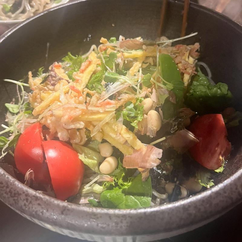 かき揚げ蕎麦サラダ(旅篭)