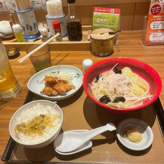 野菜タンメンと唐揚げの定食(やよい軒 平塚店)