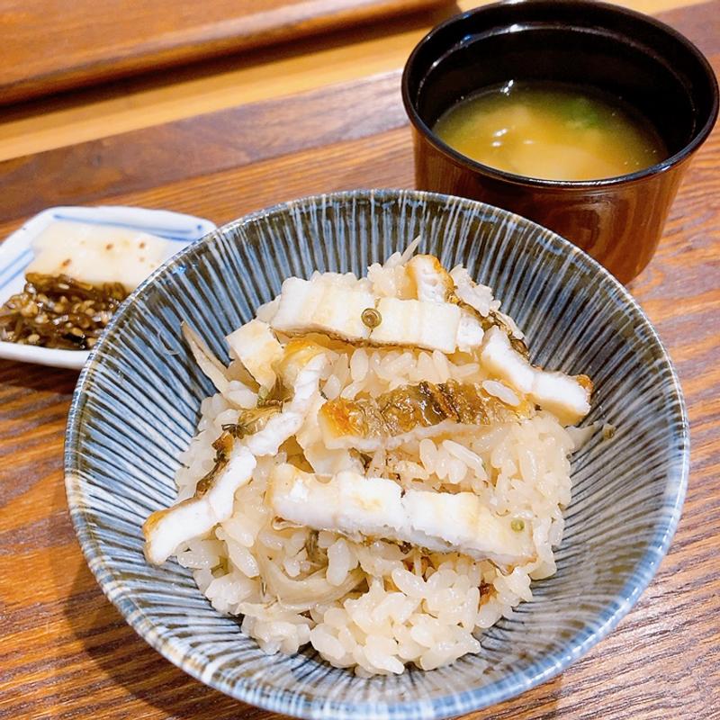 土鍋の炊き込みご飯（みやじまぐち定食　山）(宮島口食堂つむぐ)