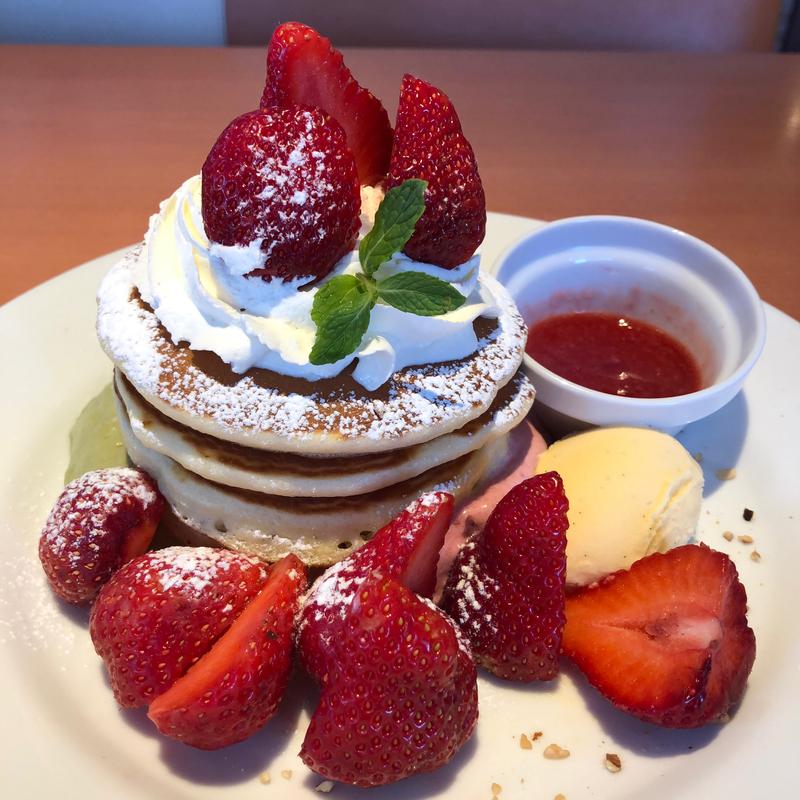 あまおうとピスタチオのパンケーキ（5枚）〜ハニーベリーソース〜(デニーズ 三郷店)