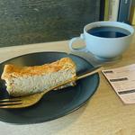 チーズケーキとホットコーヒー(オトナリ珈琲)