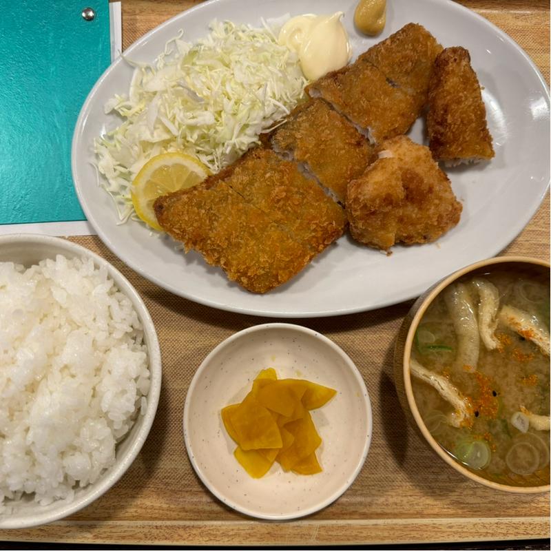 チキンカツ白身魚合盛り定食(大衆食堂 定食のまる大 飯田橋西口店)